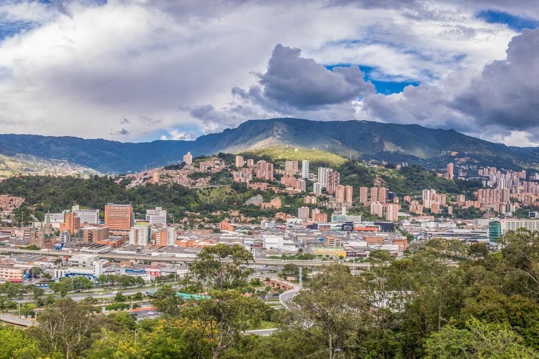 Private-Travel-Colombia-Medellin-Wide omprehensive shot of the light red rooftops of Medellin in Colombia, photographed on a family hiking tour in Columbia