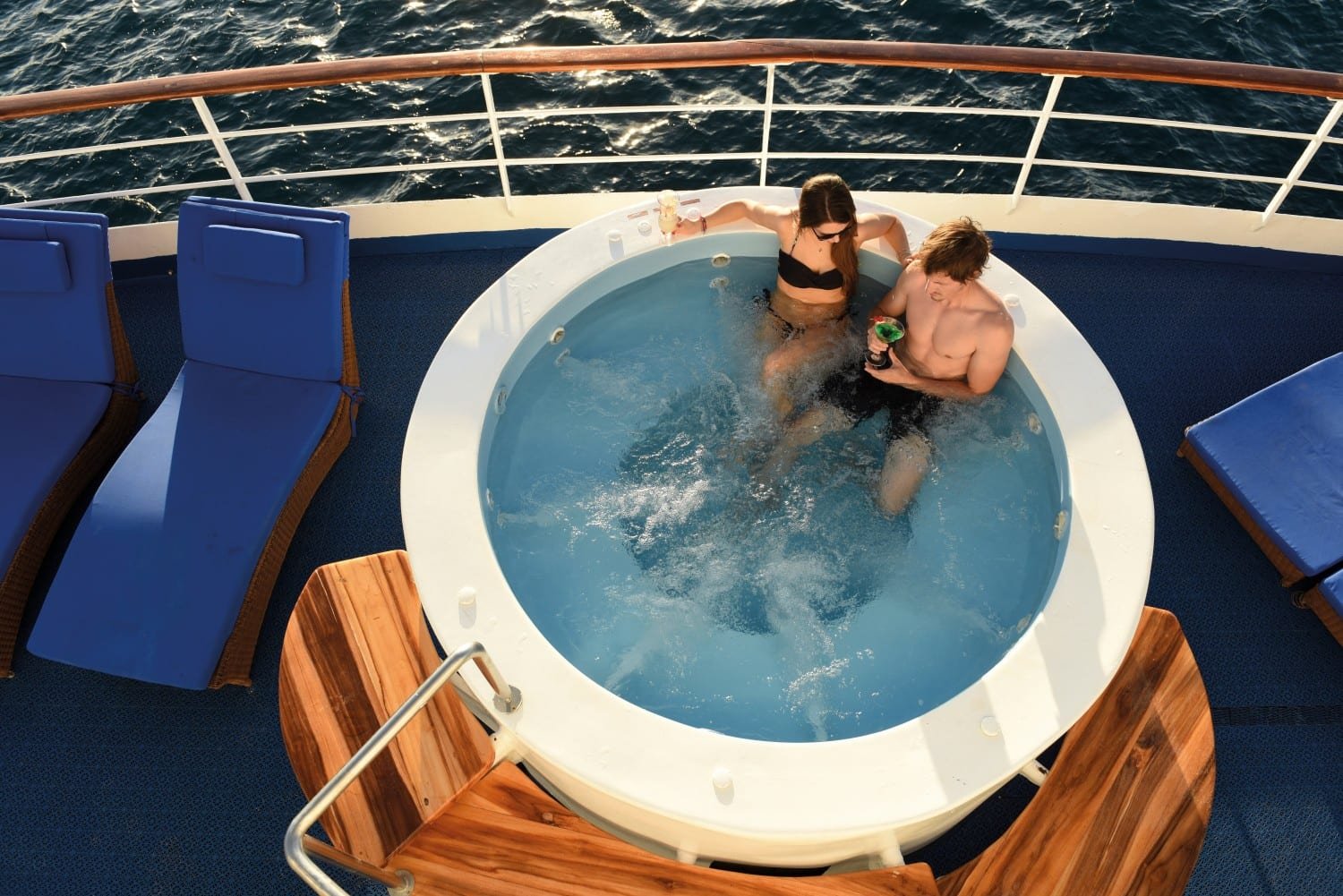 galapagos-legend-jacuzzi Small round jacuzzi onboard Galapagos Cruise ship M/V Legend