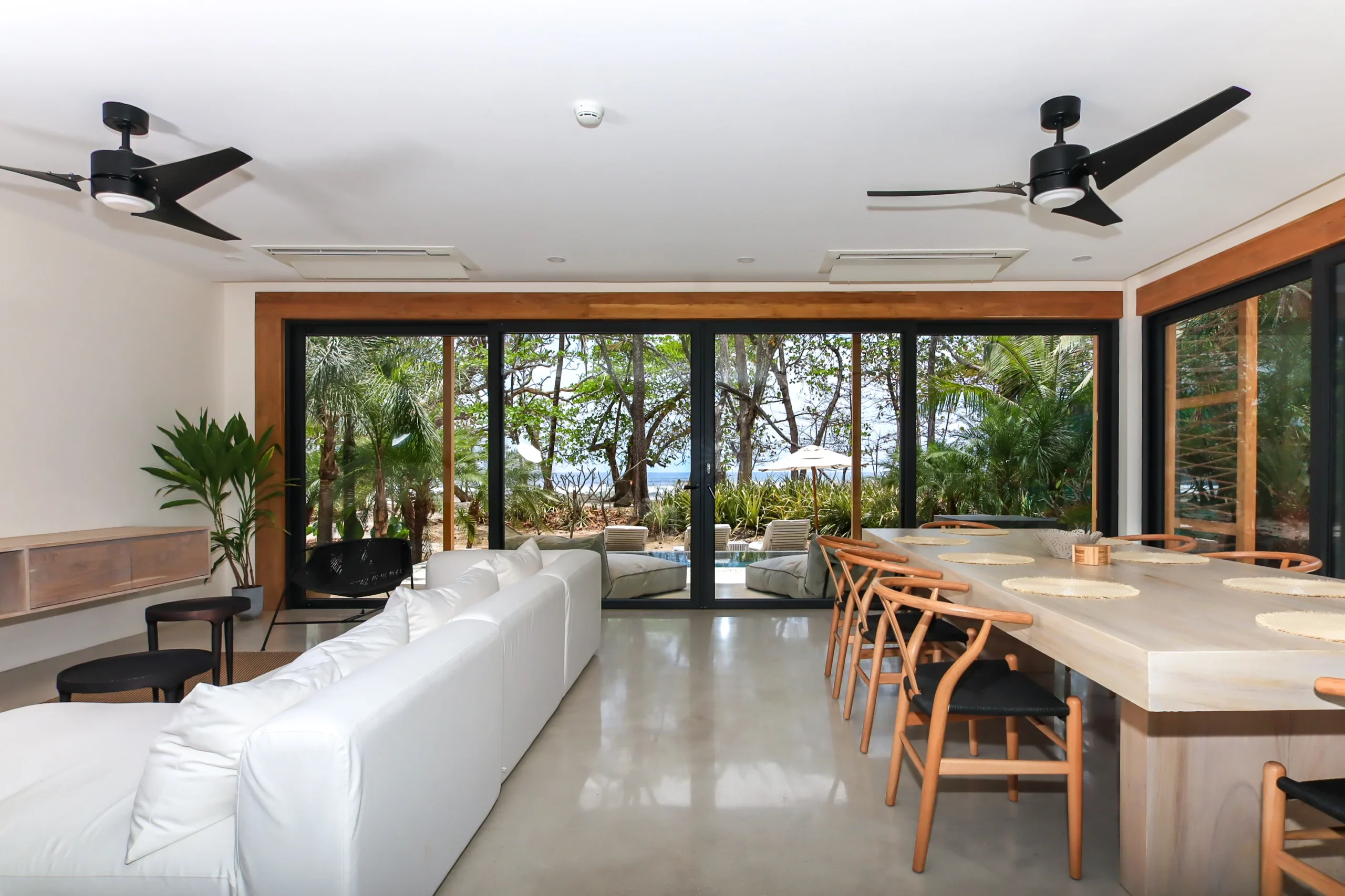 Beachfront Private Villa - Living room