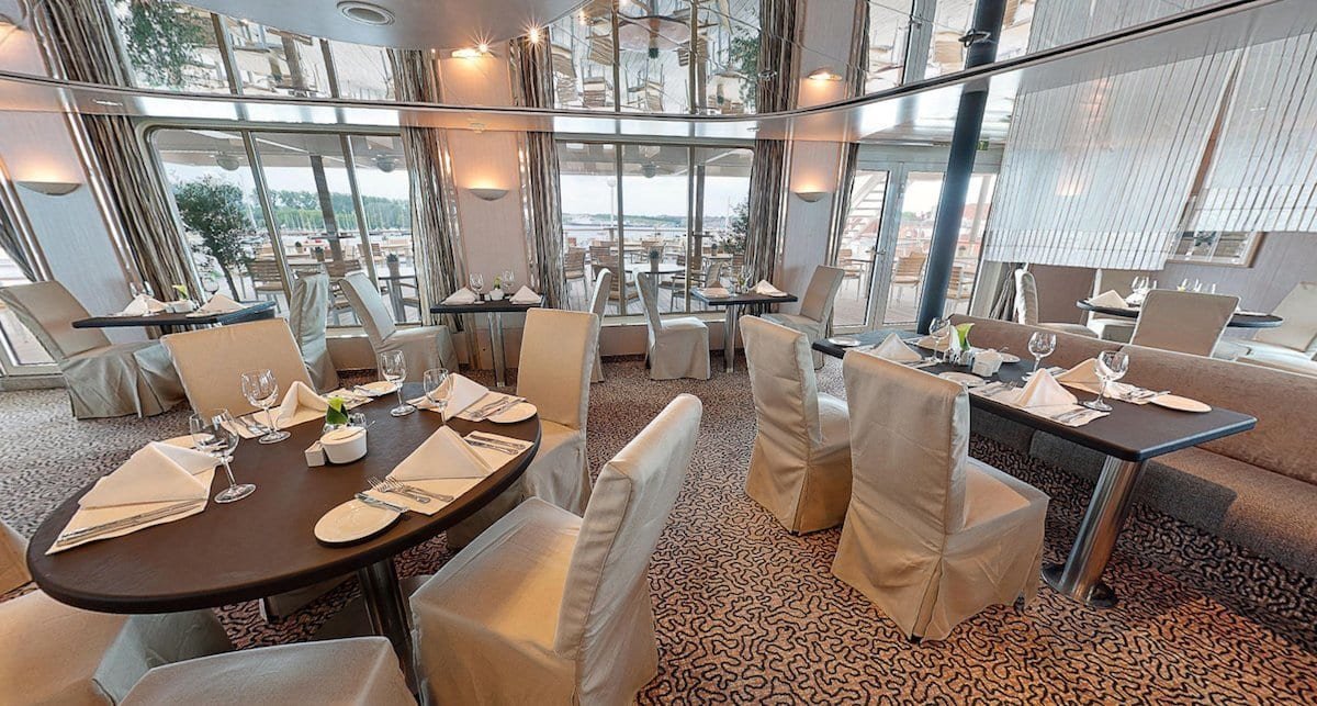 Bistro_RCGS Resolute The RCGS Resolute has silver and gold trim in their classy dining room.