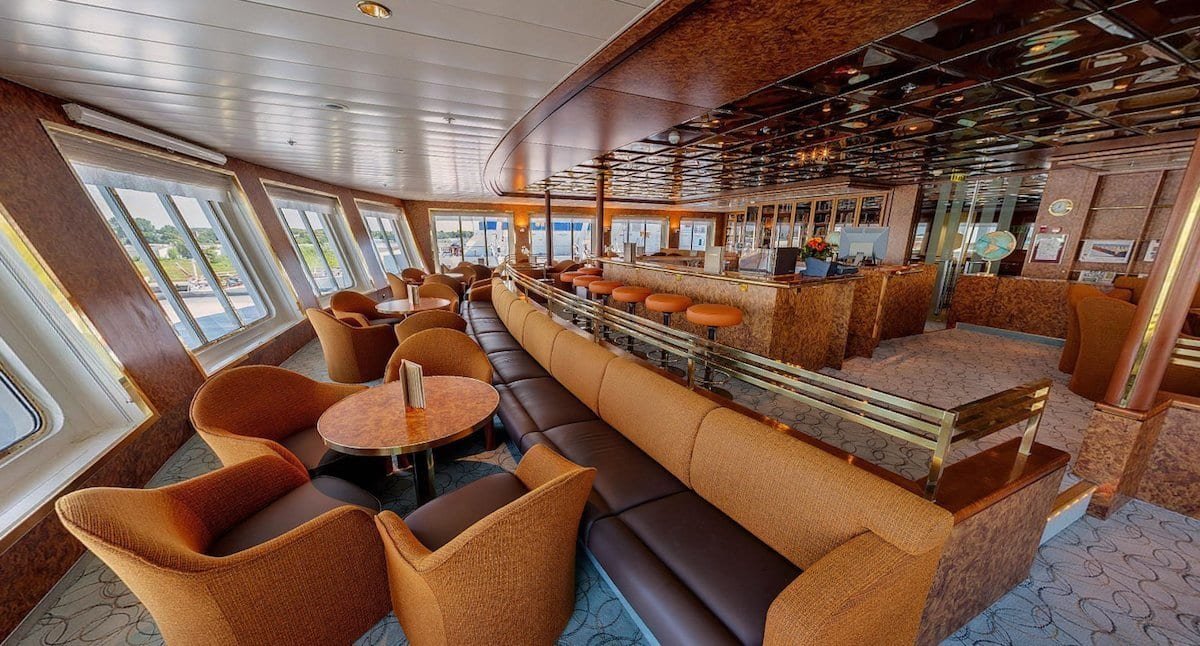 Forward Observation Lounge3_RCGS Resolute The RCGS Resolute Lounge features leather couches and dark wooded accents.