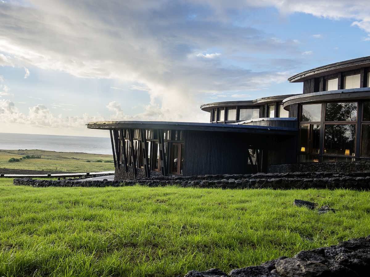 Rapa-Nui-Hotel-exterior-sea-view Explora Rapa Nui features a grassy pasture looking out onto the ocean.