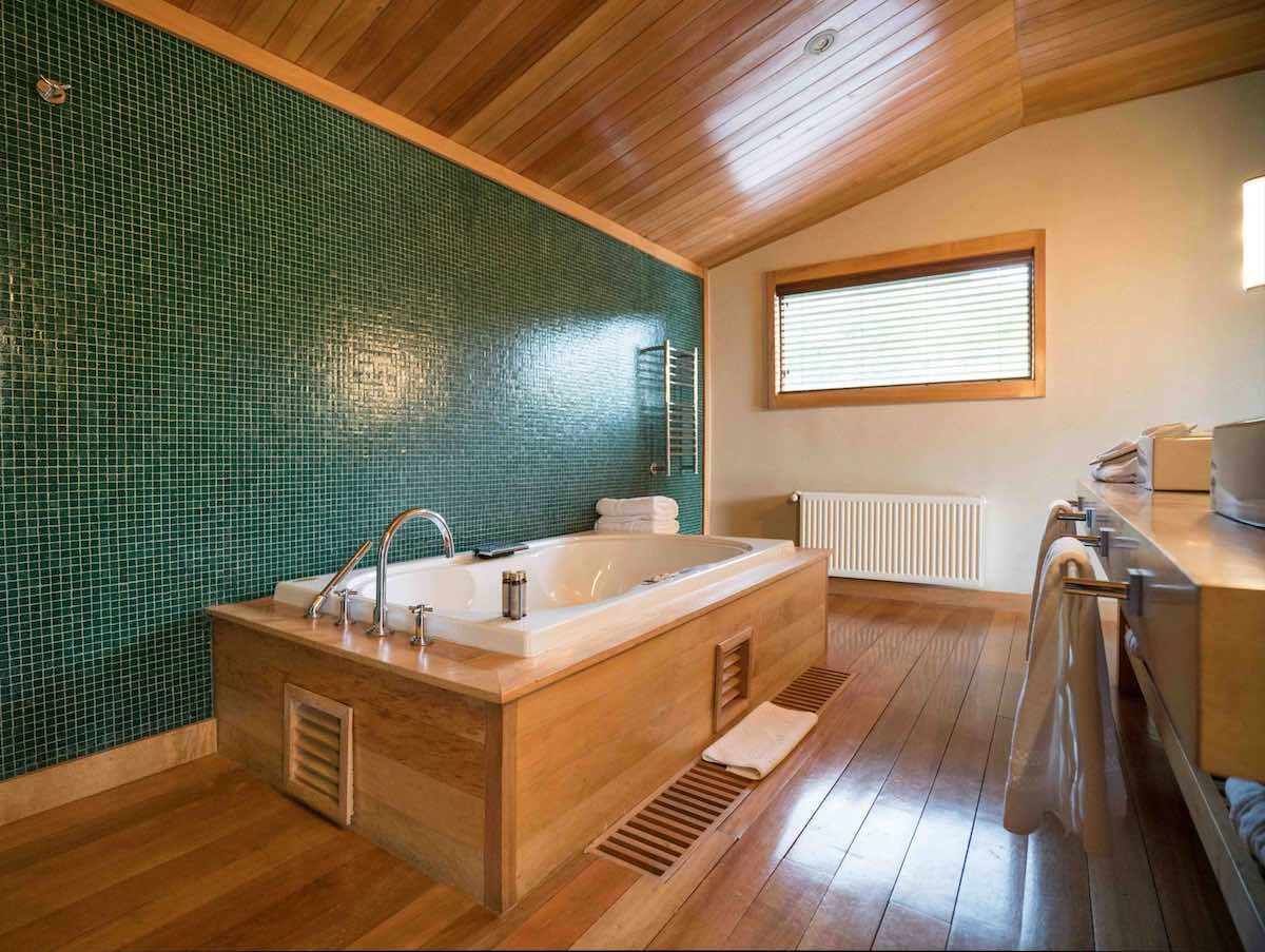 Uman-lodge-bathroom