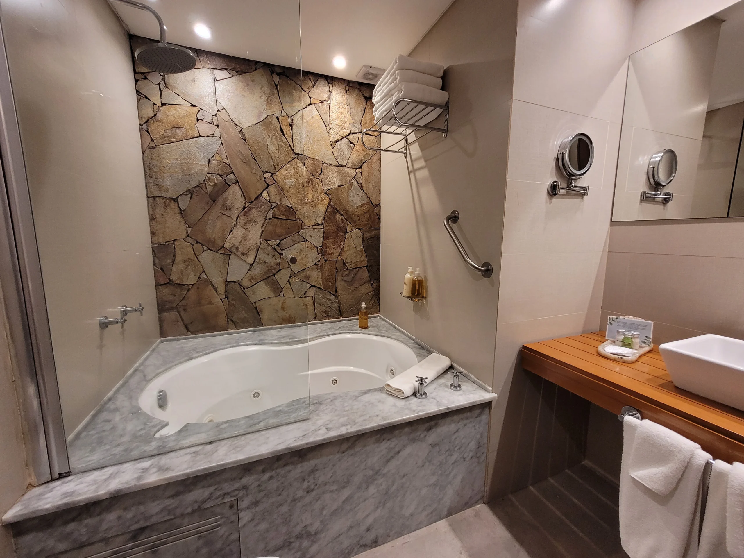 Superior room bathroom