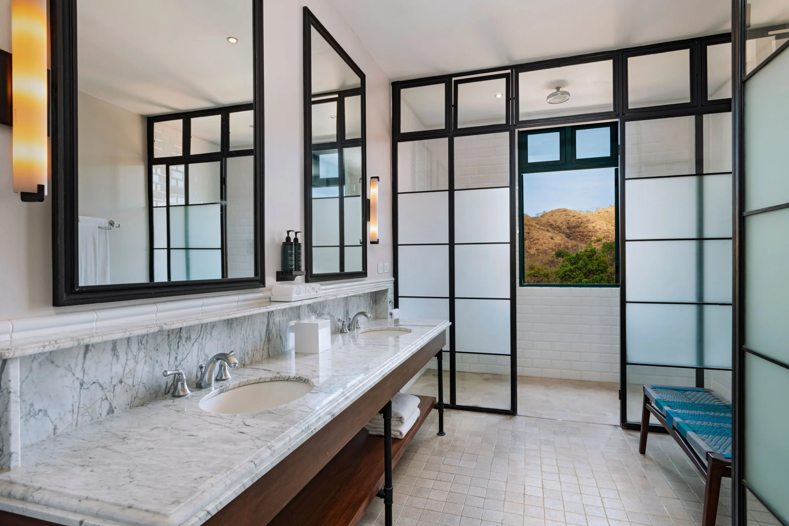 Almendro Suite bathroom