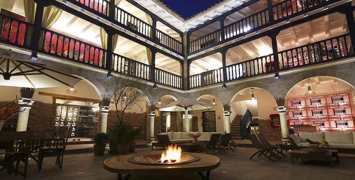 El-Mercado-Courtyard-at-night
