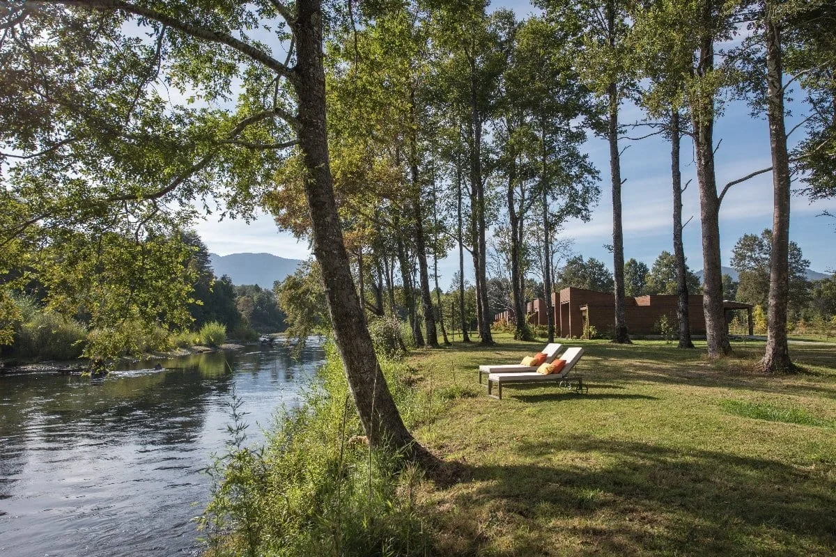 Villas and the liucura River at Vira Vira