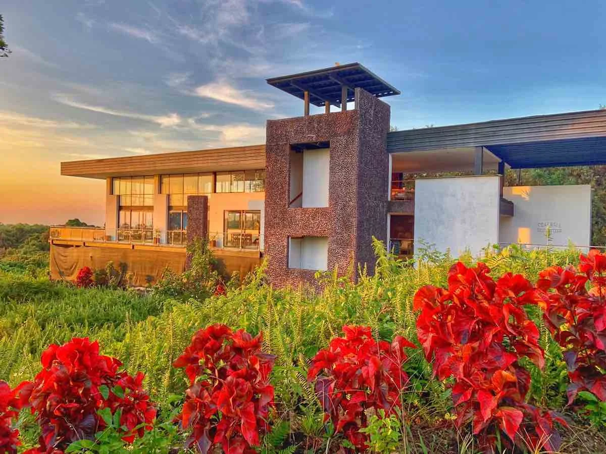 Scalesia Lodge Exterior