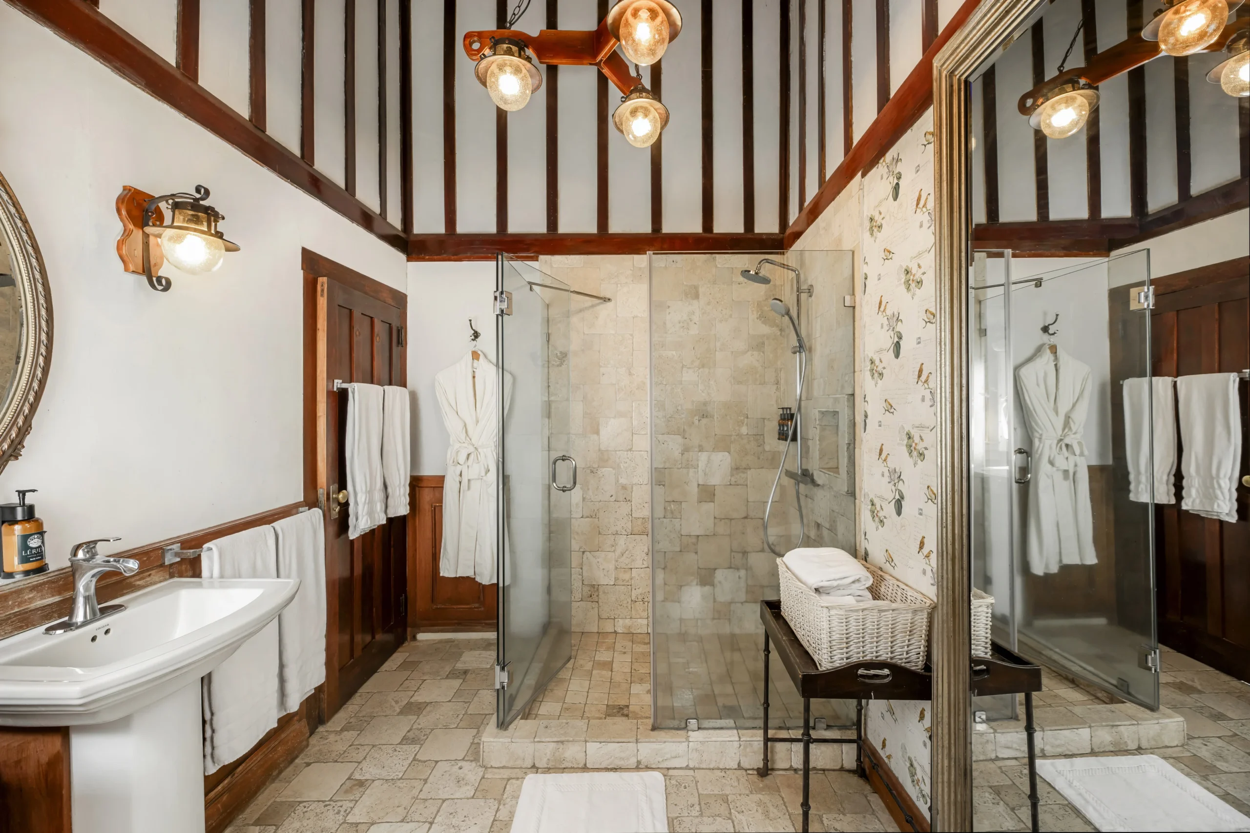 Centenario Room Bathroom