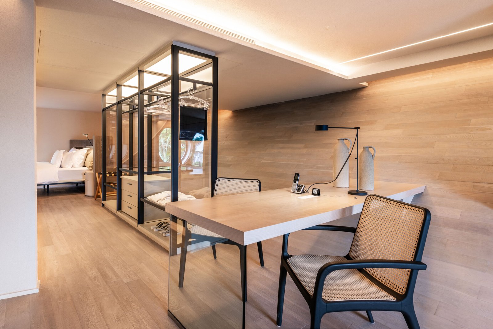 Rodeo Drive Suite - Working station