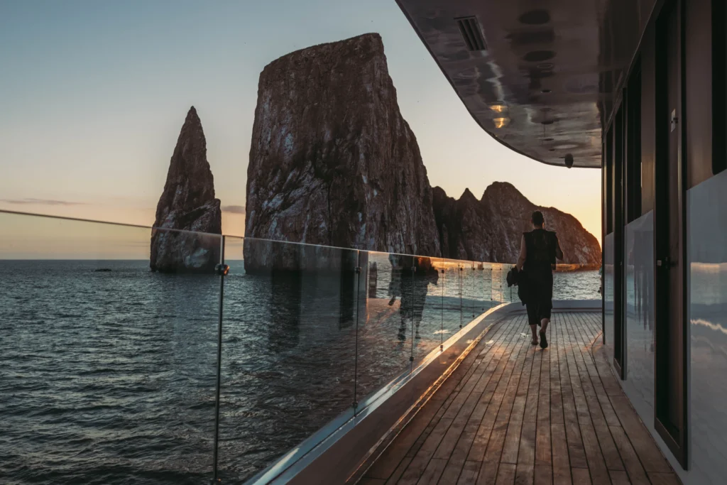 Corridor Hemes Mega Catamaran