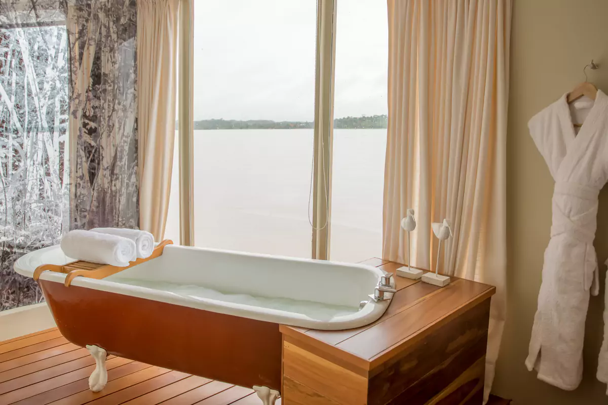 Delfin III Owner's Suite Bathroom
