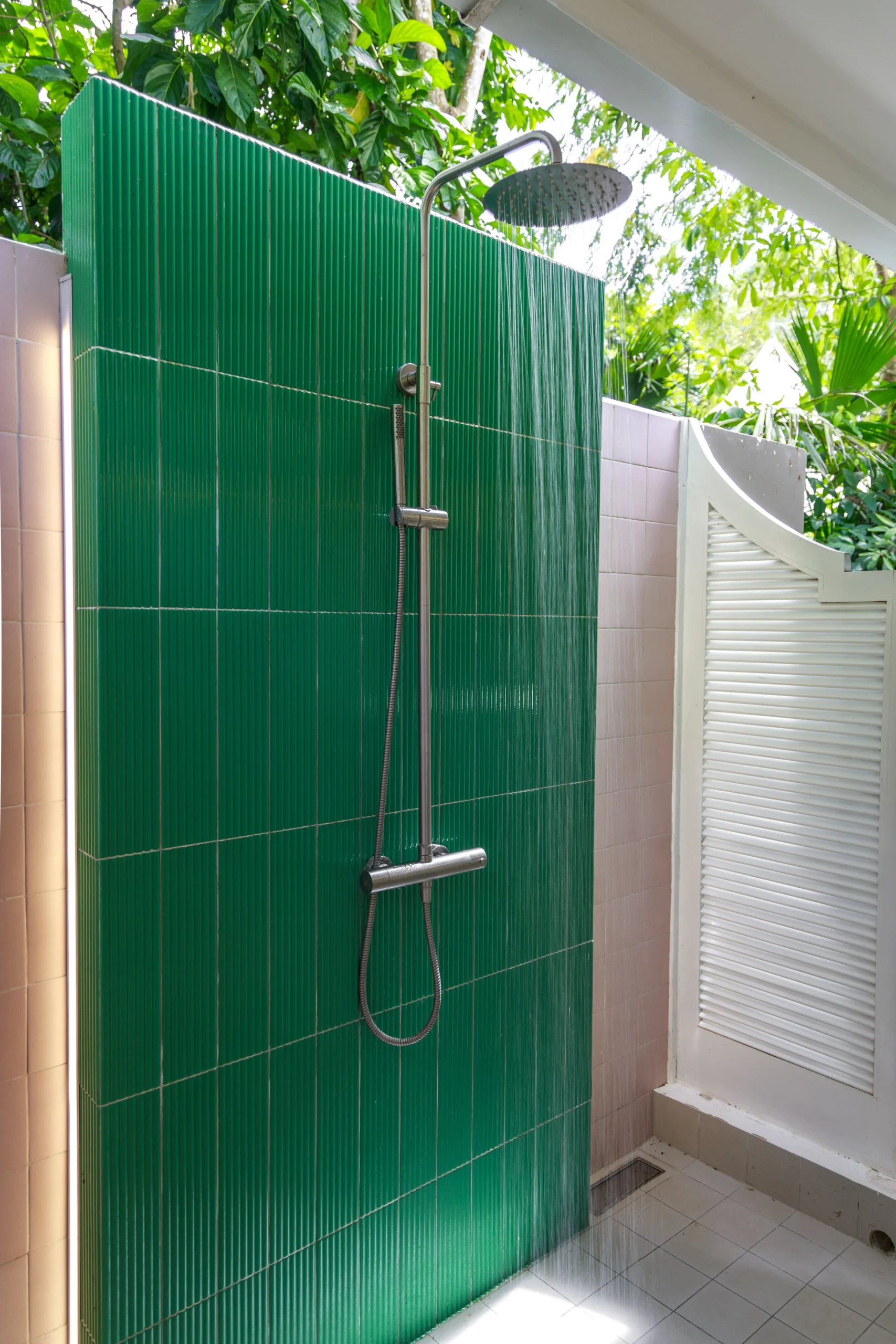 Two Bedroom Bungalow Deluxe - Outdoor shower