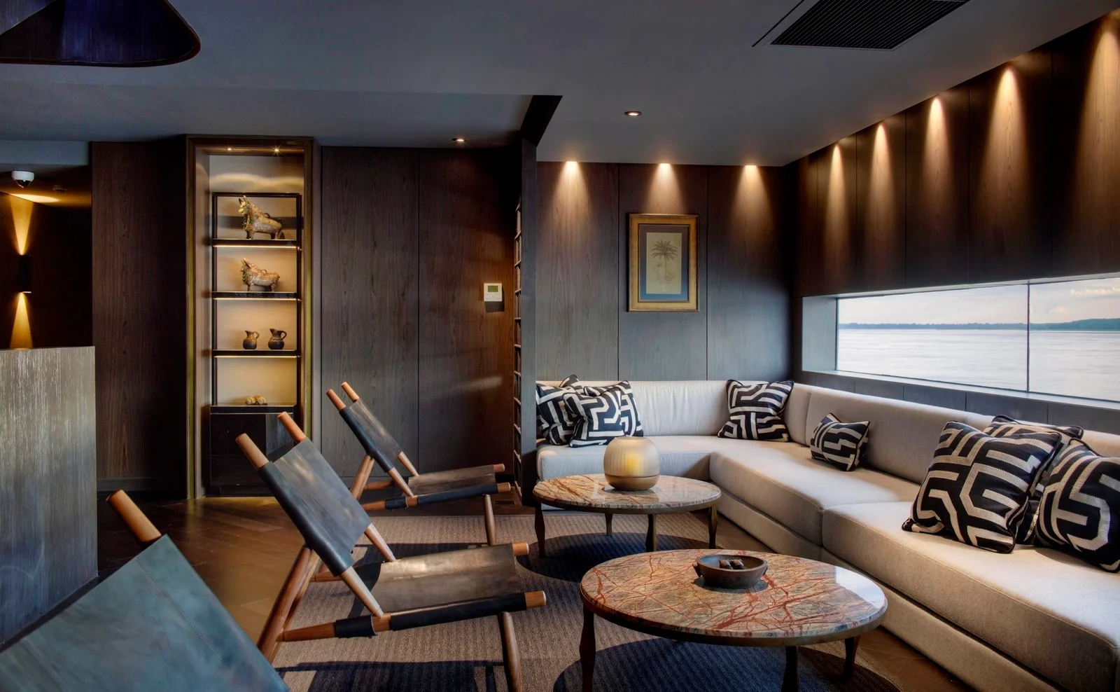 Aqua Nera Saloon