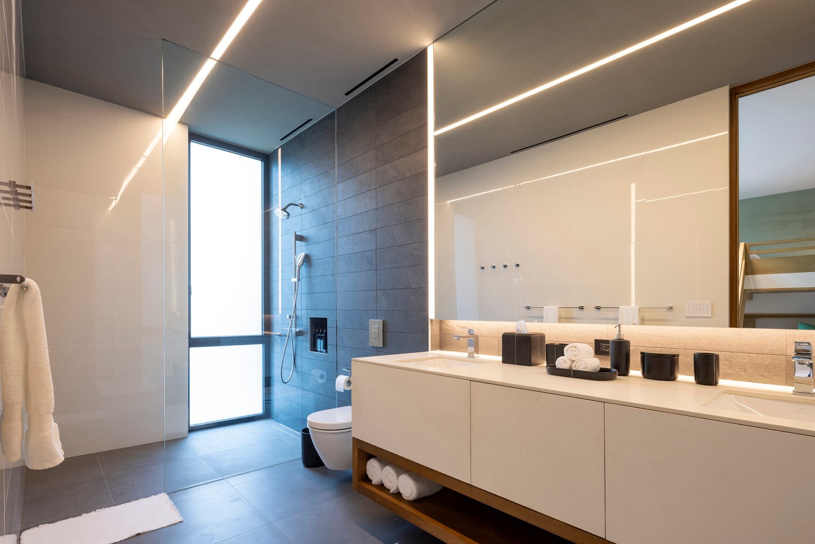 Ocean View Double Queen Suite Bathroom