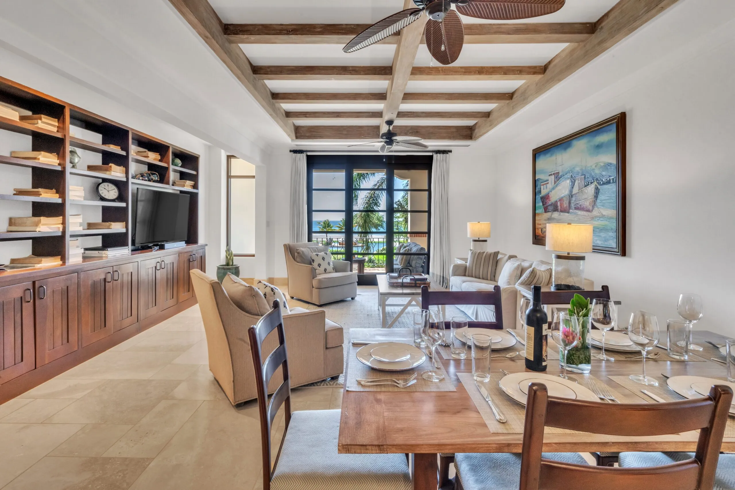 Deluxe F&F Suites Dining