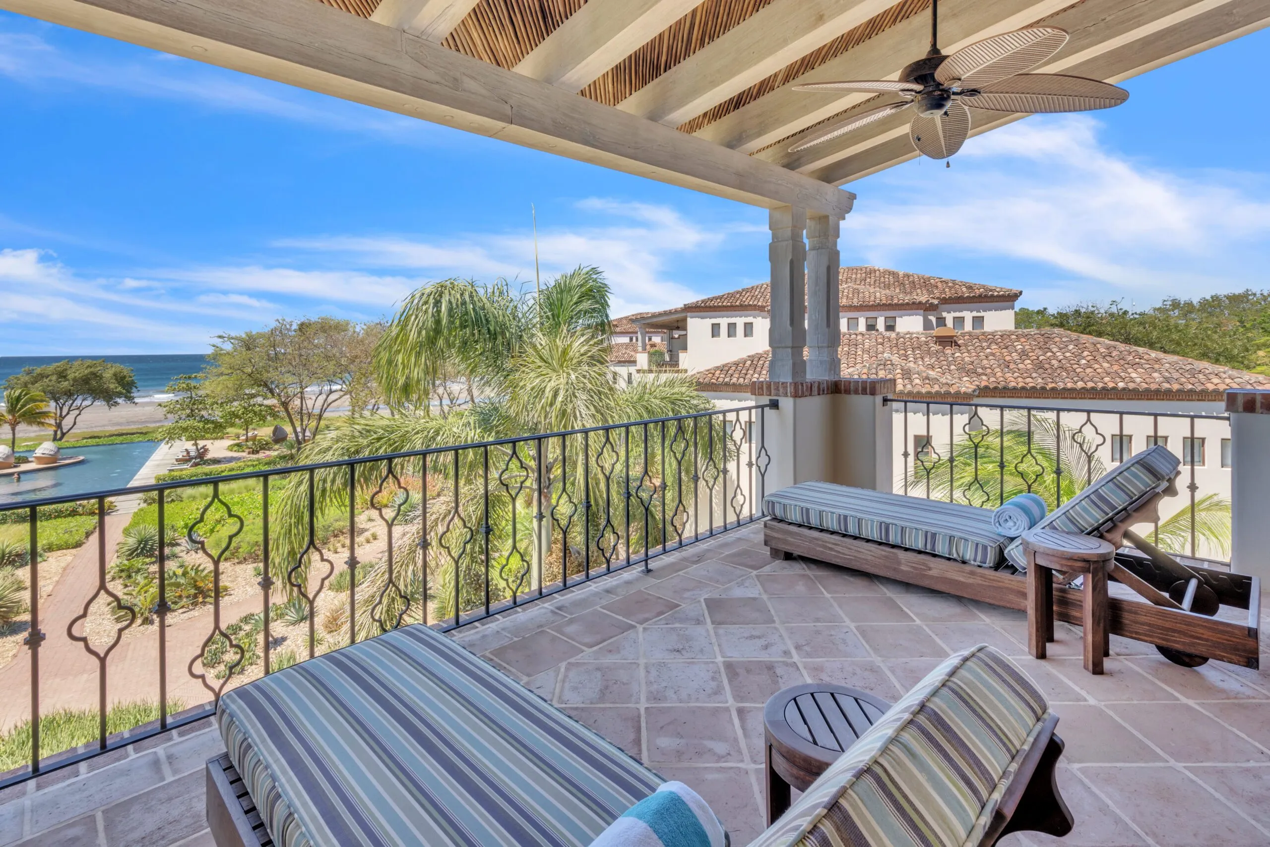 Deluxe F&F Suites Terrace