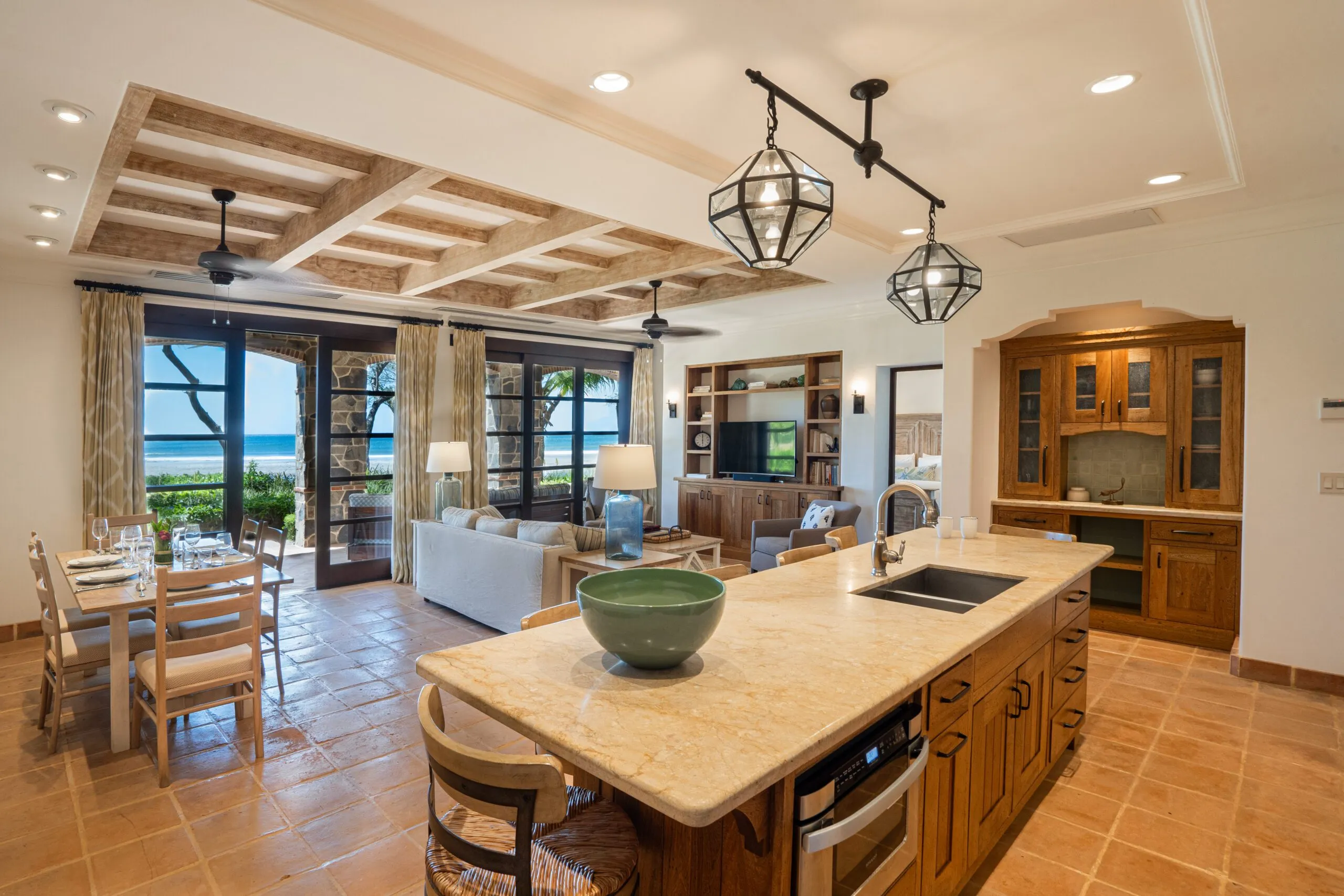 Superior Beach Access Suites Dining