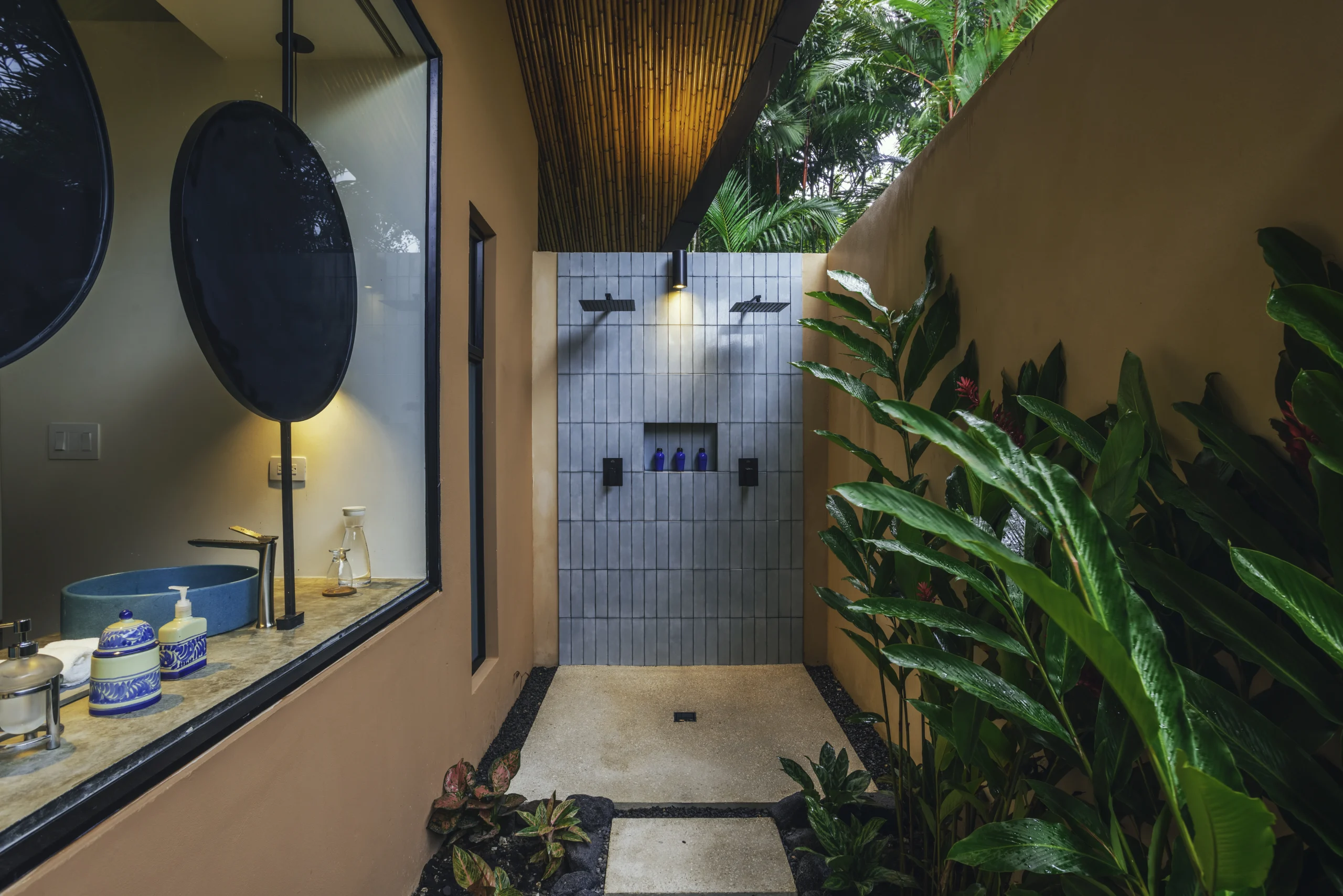Arenal Pool Casita - Ourdoor shower